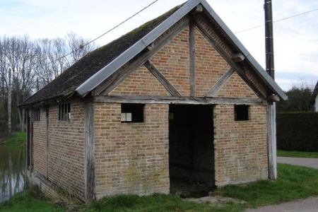 Saint Phal-lavoir 1 dans le bourg