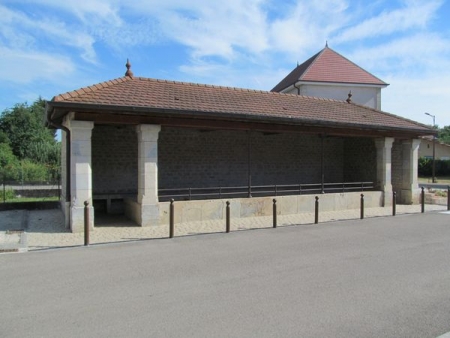 Pouligney Lusans-lavoir 1 dans le bourg