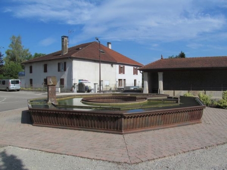 Pouligney Lusans-lavoir 2 dans le bourg
