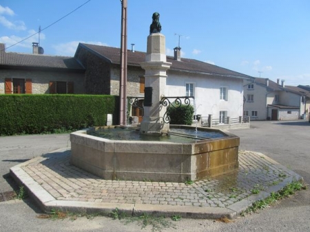Loisia-lavoir 2 dans le bourg