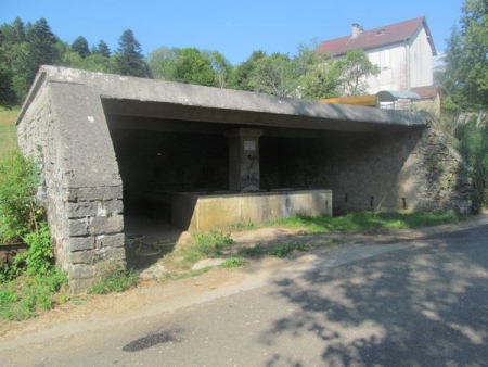 Loisia-lavoir 3 dans le hameau Champagne