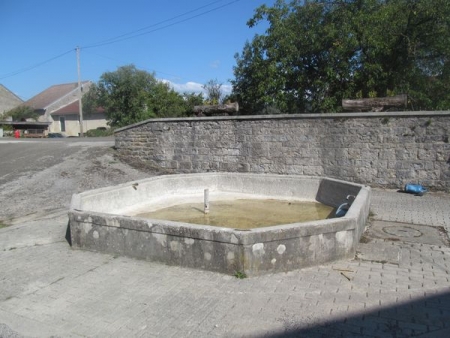 Arthenas-lavoir 1 dans le bourg