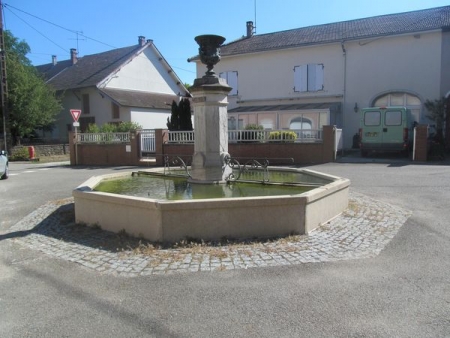 Augisey-lavoir 3 dans le bourg