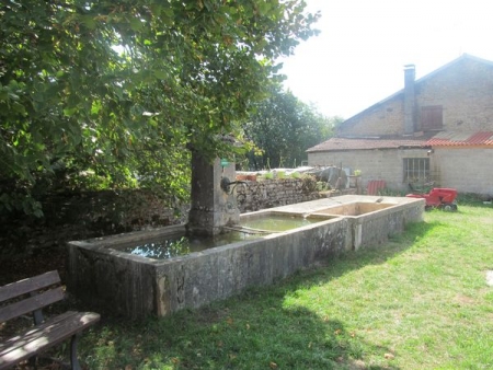 Rothonay-lavoir 3 dans le hameau Montseria