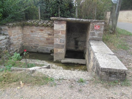 Montbellet-lavoir 4 dans le hameau Thurissey