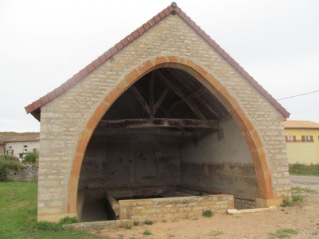 Saint Gengoux de Scisse-lavoir 1 dans le hameau Bassy