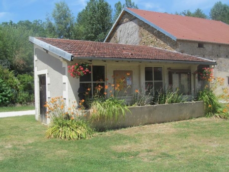 Villegusien le Lac-lavoir 2 dans le hameau Vesvres sous Prangey