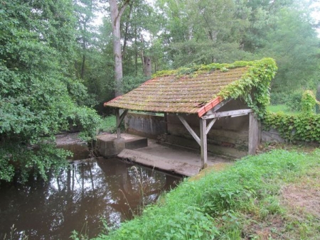 Vandenesse-lavoir 1 dans le hameau Nourry