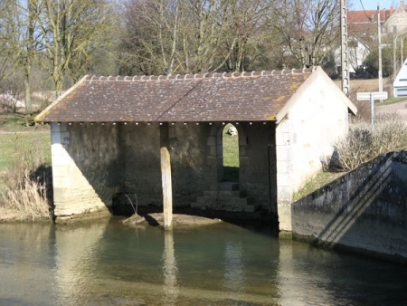 Clamecy-lavoir 6 dans hameau Beaugy