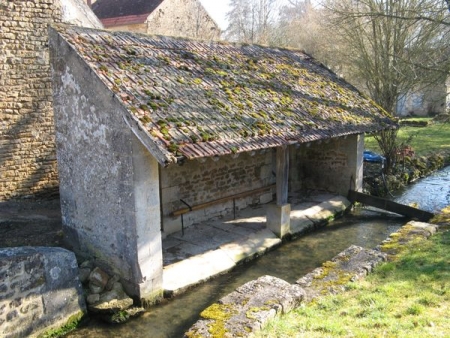 Oisy-lavoir 3 dans hameau Petit Oisy