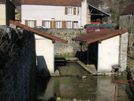 Corvol l'Orgueilleux-lavoir 5 dans hameau Sauzay