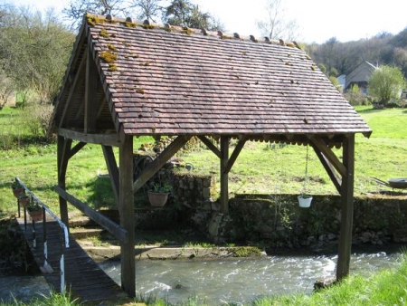 Champallement-lavoir dans hameau Bourg des Moulins