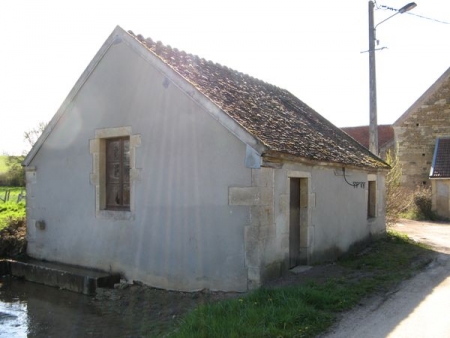 Bussy la Pesle-lavoir 1 dans le bourg