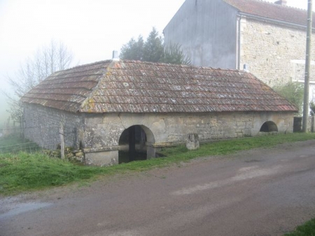 Chevannes Changy-lavoir 1 dans le bourg