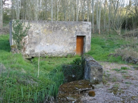 Bussy la Pesle-lavoir 2 dans hameau Thory