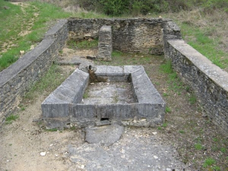 Chassey le Camp-lavoir 1 dans le bourg