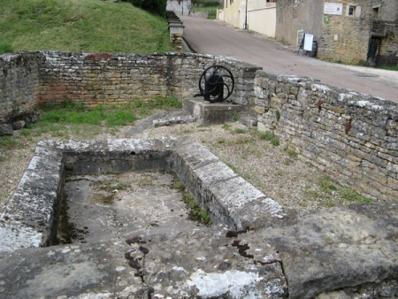 Chassey le Camp-lavoir 2 dans le bourg