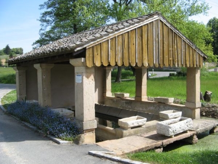 Hurigny-lavoir 2 dans hameau Chazoux
