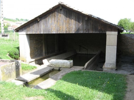 Hurigny-lavoir 1 dans le bourg