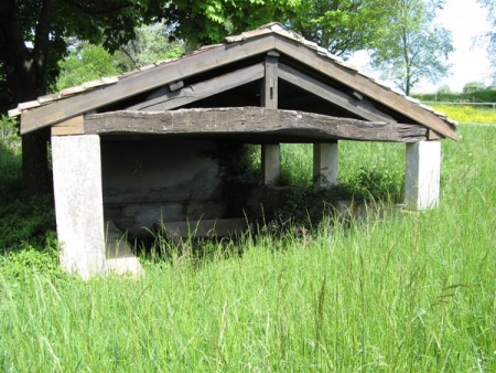 Hurigny-lavoir 4 dans hameau Les Piots