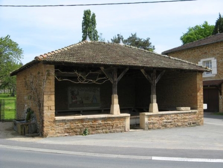 Saint Maurice de Satonnay-lavoir 1 dans le bourg