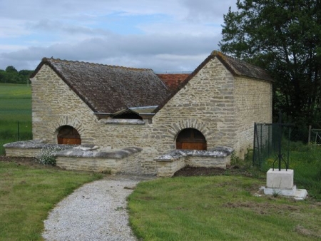 Lantages-lavoir 1 dans le bourg