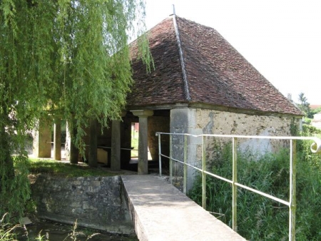 Cuncy les Varzy-lavoir 3 dans hameau Mhers