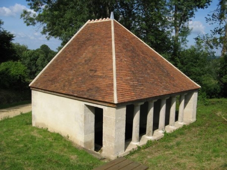 Cuncy les Varzy-lavoir 4 dans hameau Vertenet