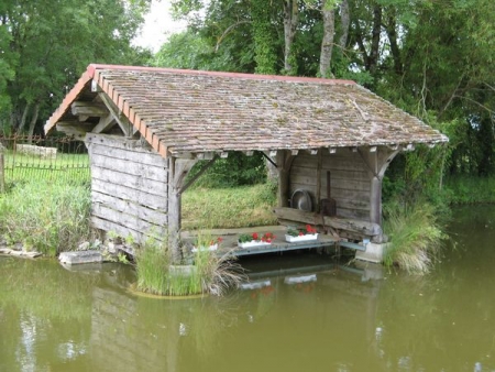 Saint Usage-lavoir dans hameau Les Fosses