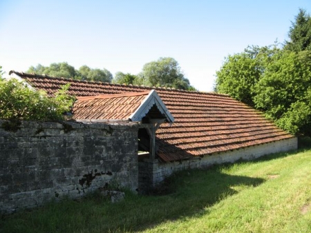 Autreville sur la Renne-lavoir 4 dans hameau Lavilleneuve au Roi