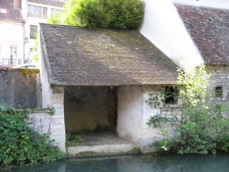 Clamecy-lavoir 3 dans le bourg