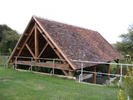 Menetou Couture-lavoir dans hameau La Feuillarde