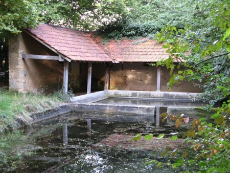 Thaumiers-lavoir 3 dans hameau La Leux