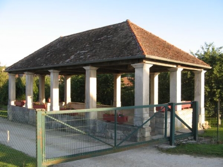 Jonchery-lavoir 2 dans hameau Sarcicourt