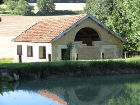 Autreville sur la Renne-lavoir 7 dans hameau Valdelancourt