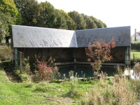 Meillant-lavoir 1 dans le bourg