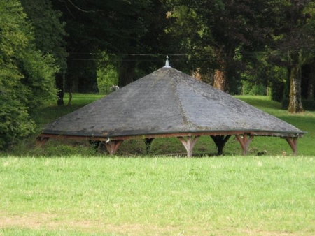 Morogues-lavoir 4 dans hameau Maupas (dans le parc du chateau)