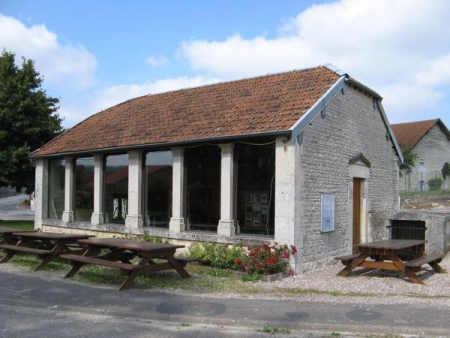 Colombey les Deux Eglises-lavoir 3 dans hameau Argentolles