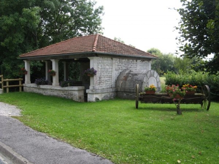 Colombey les Deux Eglises-lavoir 6 dans hameau Champcourt