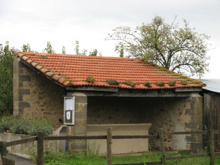 Vinzieux-lavoir dans hameau Gourgoulin