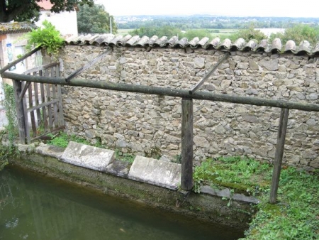 Champagne-lavoir dans hameau La Prette