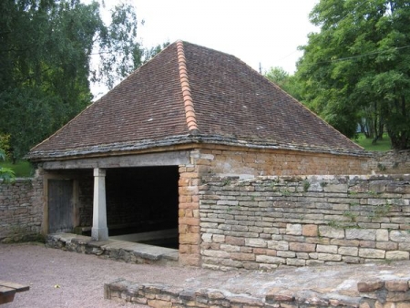 Azé-lavoir 1 dans le bourg