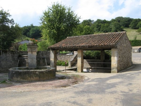 Blanot-lavoir 1 dans le bourg