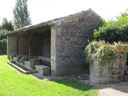 Verzé-lavoir 2 dans hameau Escolles
