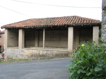 Blanot-lavoir 2 dans hameau Fougnières