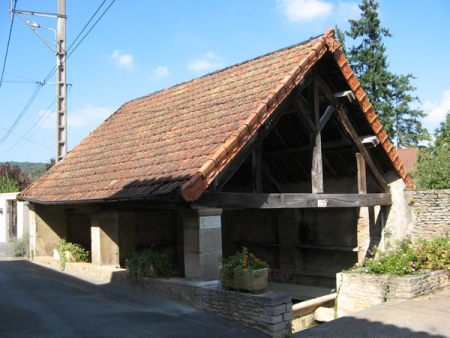 Igé-lavoir 1 dans le bourg