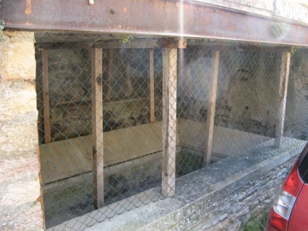 La Roche Vineuse-lavoir 1 dans le bourg