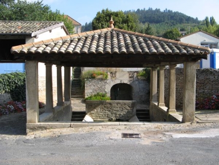 La Roche Vineuse-lavoir 2 dans le bourg