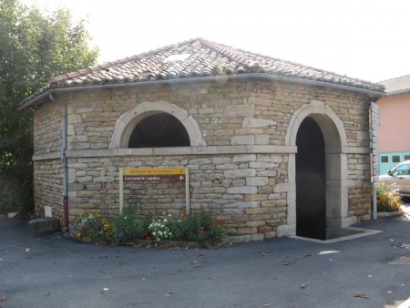 La Roche Vineuse-lavoir 3 dans le bourg