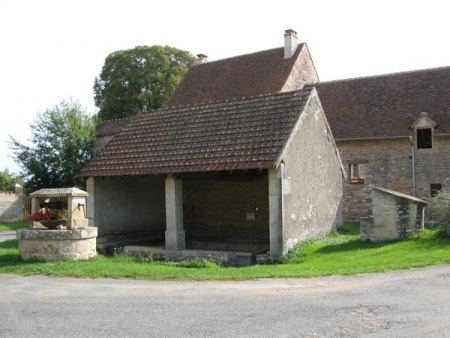 Chapaize-lavoir 3 dans hameau Lancharre